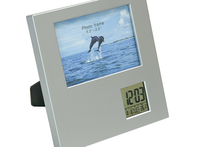 Ramka z zegarem, termometrem, kalendarzem i budzikiem