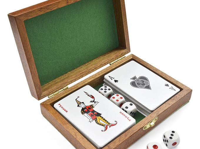 Karty w drewnianym etui