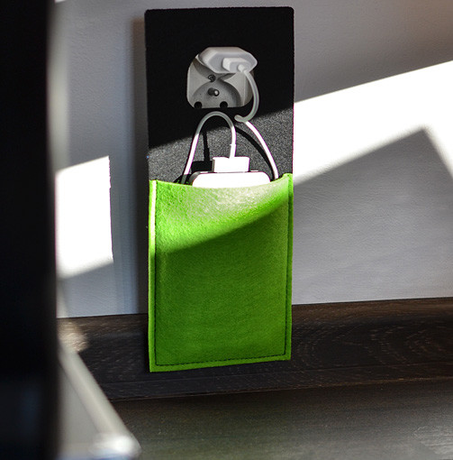 Filcowy uchwyt do ładowania telefonu zielony /  szary