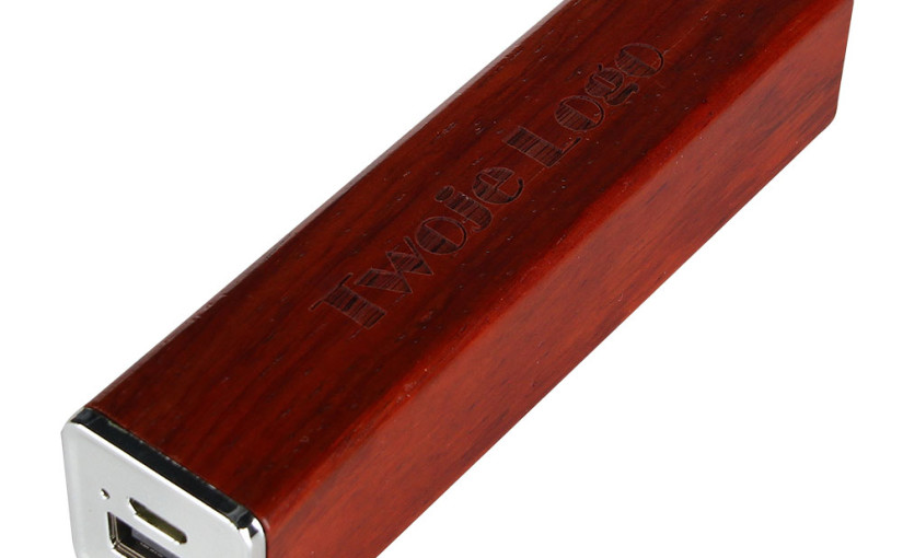 Power bank 2200 mAh, kolor brązowy i beżowy.