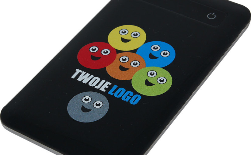 Power bank 5000 mAh, kolor czarny i biały.