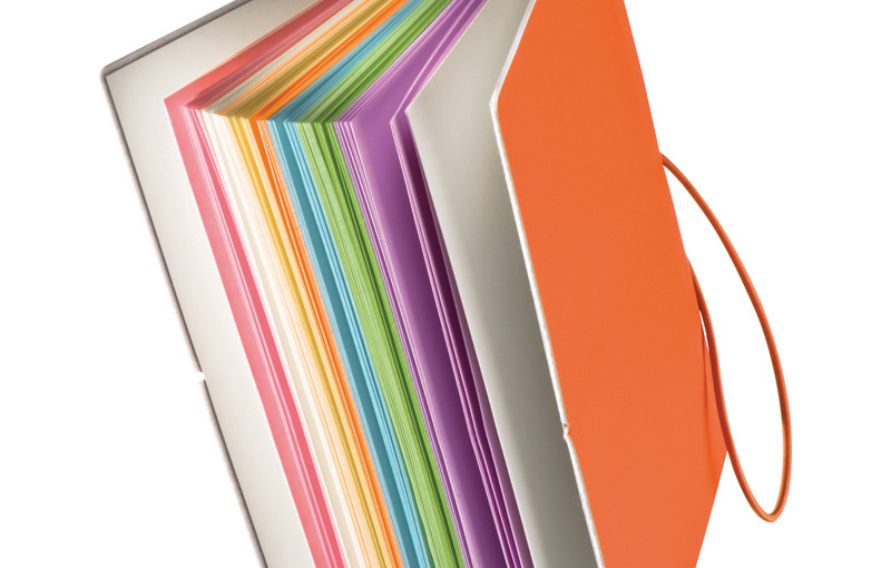 Notes z kolorowymi kartkami i gumką MiX kolorów